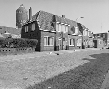 884762 Gezicht op de voorgevels van de woningen Magnoliastraat 1-7 (links) te Utrecht, met op de achtergrond links de ...